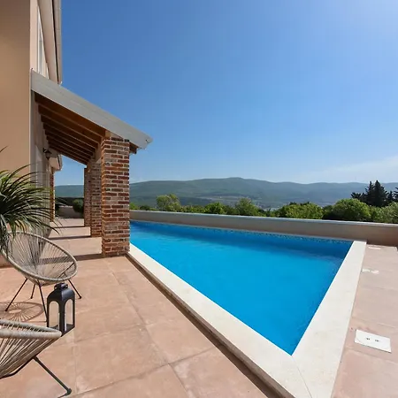 With Heated Pool And Sea View Near Zadar 빌라 *
