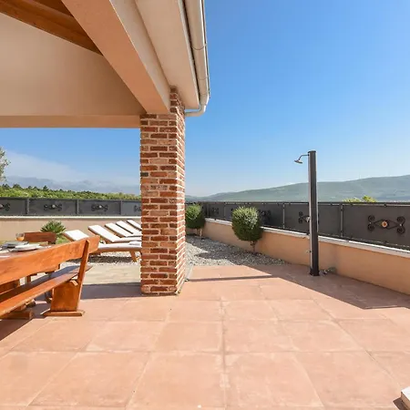 With Heated Pool And Sea View Near Zadar 빌라 *