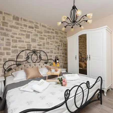With Heated Pool And Sea View Near Zadar 빌라