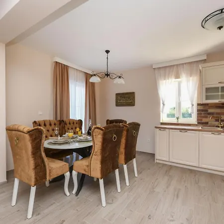 With Heated Pool And Sea View Near Zadar 빌라 *