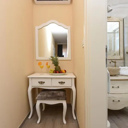 With Heated Pool And Sea View Near Zadar 빌라 *